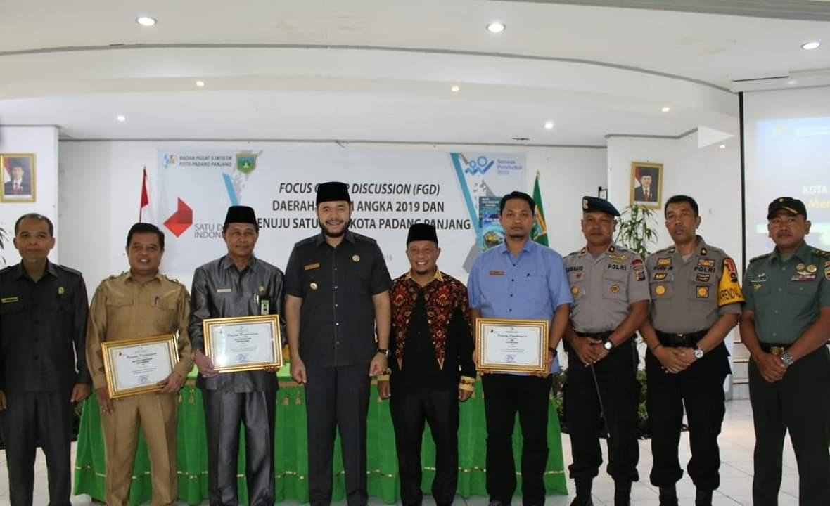 Walikota Padang Panjang Fadly Amran bersama Ketua DPRD Tanahdatar dan Kepala BPS dan penerima rerward dari BPS Padang Panjang