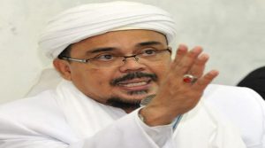 Ketua Umum Front Pembela Islam Muhammad Rizieq Syihab (kiri) didampingi Koordinator Nasional Gerakan Peduli Pluralisme (GPP) Damien Dematra (kanan) menjelaskan kepada wartawan seputar kasus penikaman pendeta HKBP di sekretariat FPI, Jakarta, Senin (13/9)