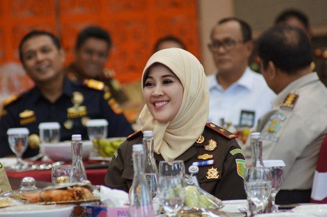 wanita pertama kajati riau