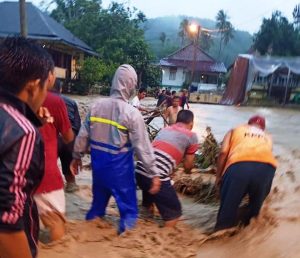 banjir-bandang-terjang-lahat-rumah-hanyut-dan-jalan-nasional-putus-w1pFfmkzxZ