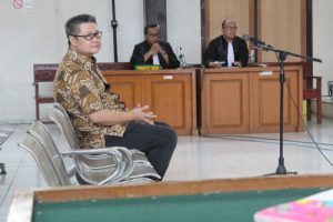 Terdakwa-Augustisnus-mengikuti-persidangan-Vonis-di-PN-Tipikor-Klas-1a-Palembang-2