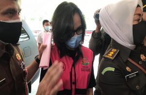 Jaksa Pinangki Sirna Malasari menggunakan rompi tahanan berwarna pink. foto: Ist Jaksa Pinangki Sirna Malasari menggunakan rompi tahanan berwarna pink. foto: Ist