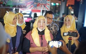 Pencipta Lagu Mirza Indah Dewi alias Cek IIn ketika sedang diwawancarai wartawan. didampingi Dekan FKIP UPGRI Dr Dessy Wardiah MPd. Dosen Unsri Farhan Yadi. Foto. Dok. Libels 92