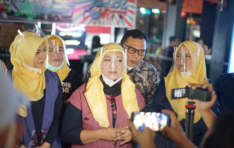 Pencipta Lagu Mirza Indah Dewi alias Cek IIn ketika sedang diwawancarai wartawan. didampingi Dekan FKIP UPGRI Dr Dessy Wardiah MPd. Dosen Unsri Farhan Yadi. Foto. Dok. Libels 92