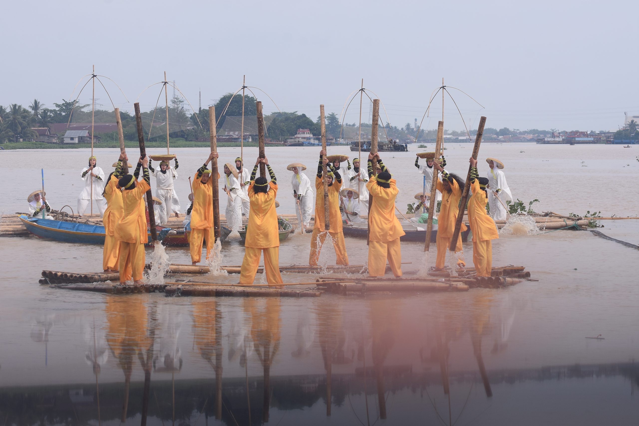 Sejumlah Penari Menunjukkan Tariannya Pada Acara Pertunjukan Seni Tari "Rahim Sungai Musi" Di sungai Ogan 15 ulu, Selasa (13/10/2020). Foto : Rizki AF / NHO