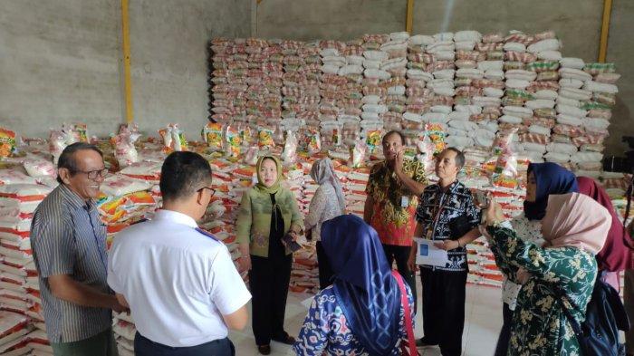 monitoring-di-gudang-sembako-ko-akiong-kamis-882019