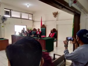 Majelis Hakim saat Memvonis terdakwa Chairul Basri seorang kurir sabu-sabu 7 Kg, dengan hukuman Seumur Hidup, sidang Virtual di PN Palembang. Foto: Sya