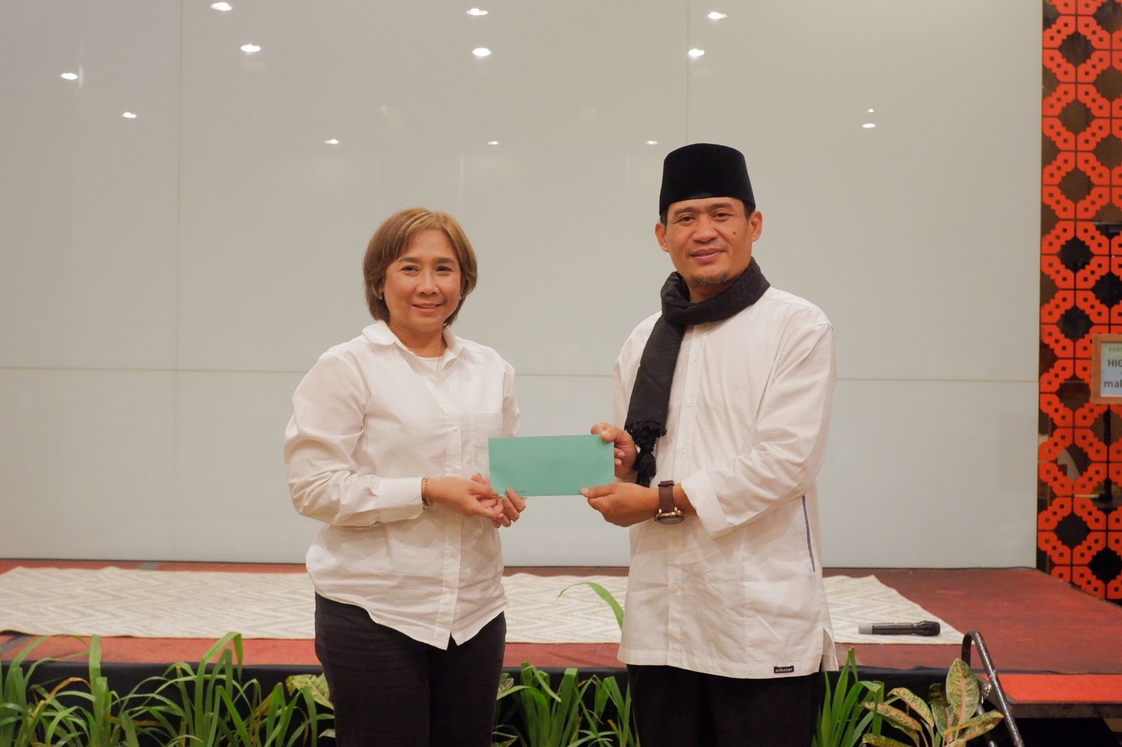( In Frame : Ibu Linda Permatasari, SE. selaku Cluster General Manager KHAS Hotels Yogyakarta bersama Ustad Herianda Pimpinan Panti Asuhan Al Fallah, Imogiri, Bantul ) Foto Dok. Pribadi.