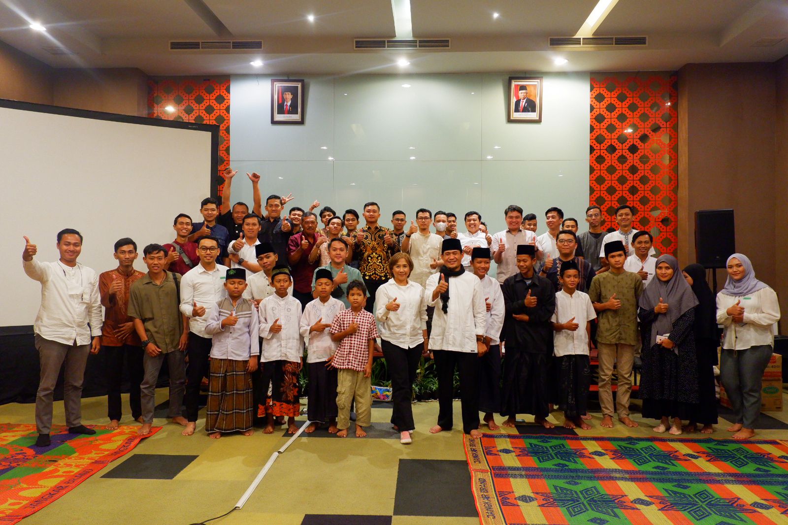( In Frame : Ibu Linda Permatasari, SE. selaku Cluster General Manager KHAS Hotels Yogyakarta bersama Staff, Manajemen dan Perwakilan Anak Yatim Panti Asuhan Al Fallah ) Foto. Dok. Pribadi