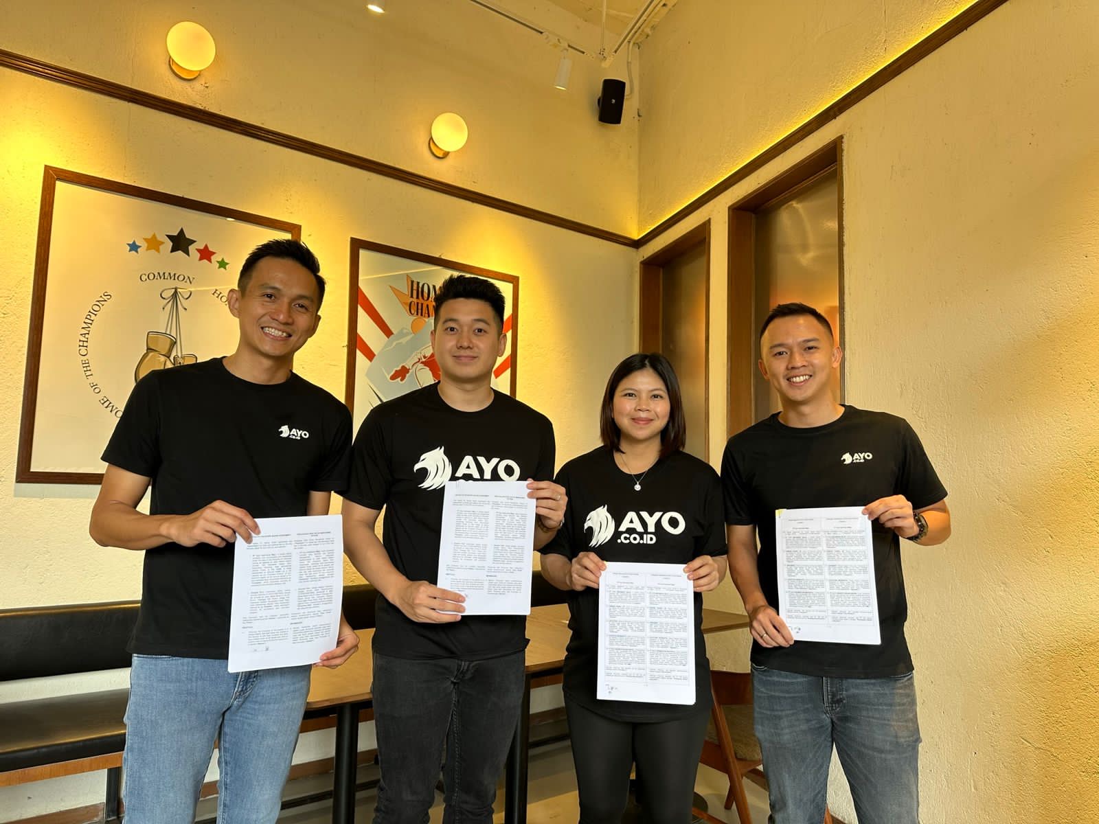 Mantan pebulutangkis Indonesia, Greysia Polii, bersama dengan AYO Indonesia