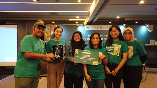 Triatin Permanik with the winners of Race to Net Zero