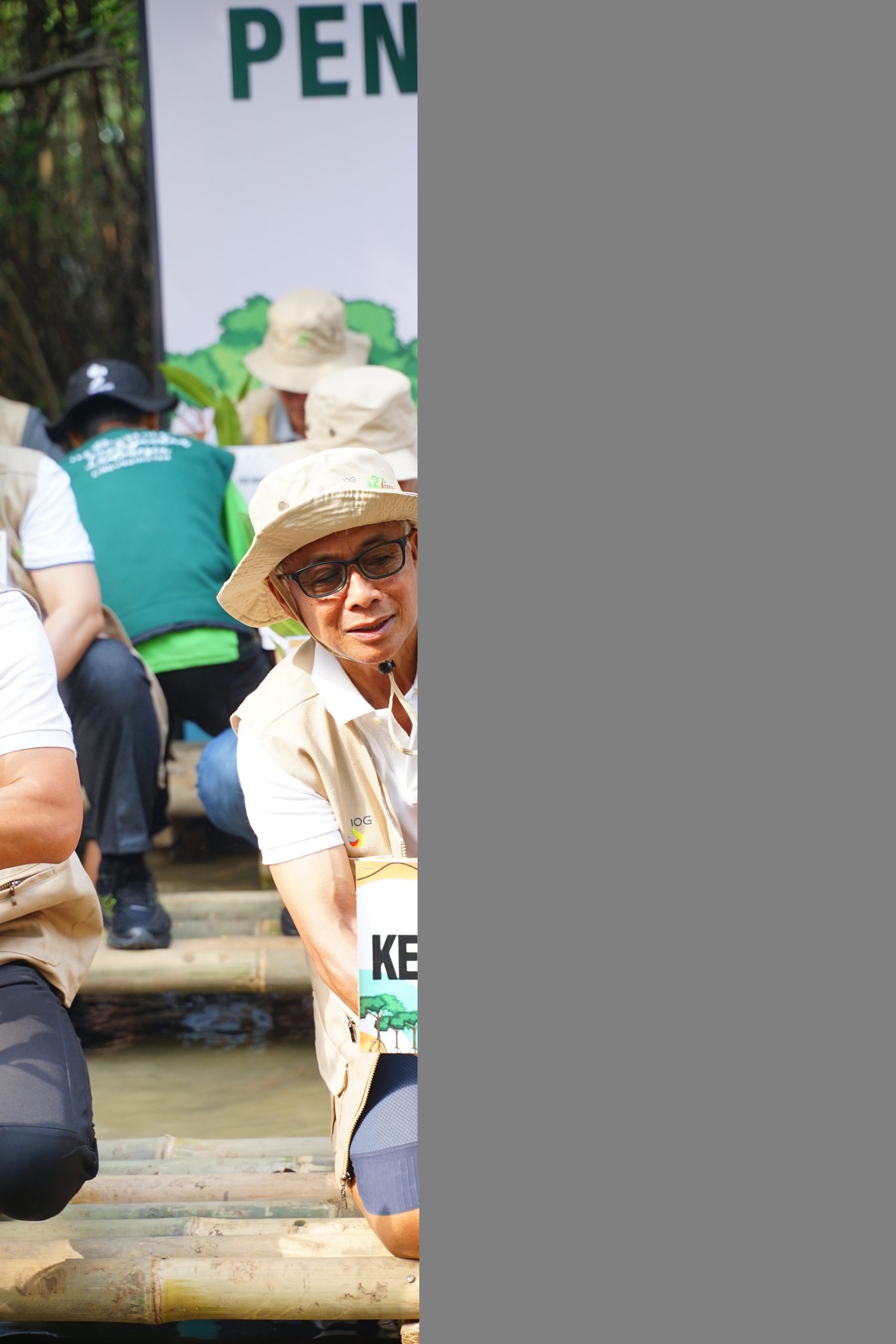 Prosesi Penanaman Mangrove oleh Ketua SKK Migas, Bapak Dwi Soetjipto.