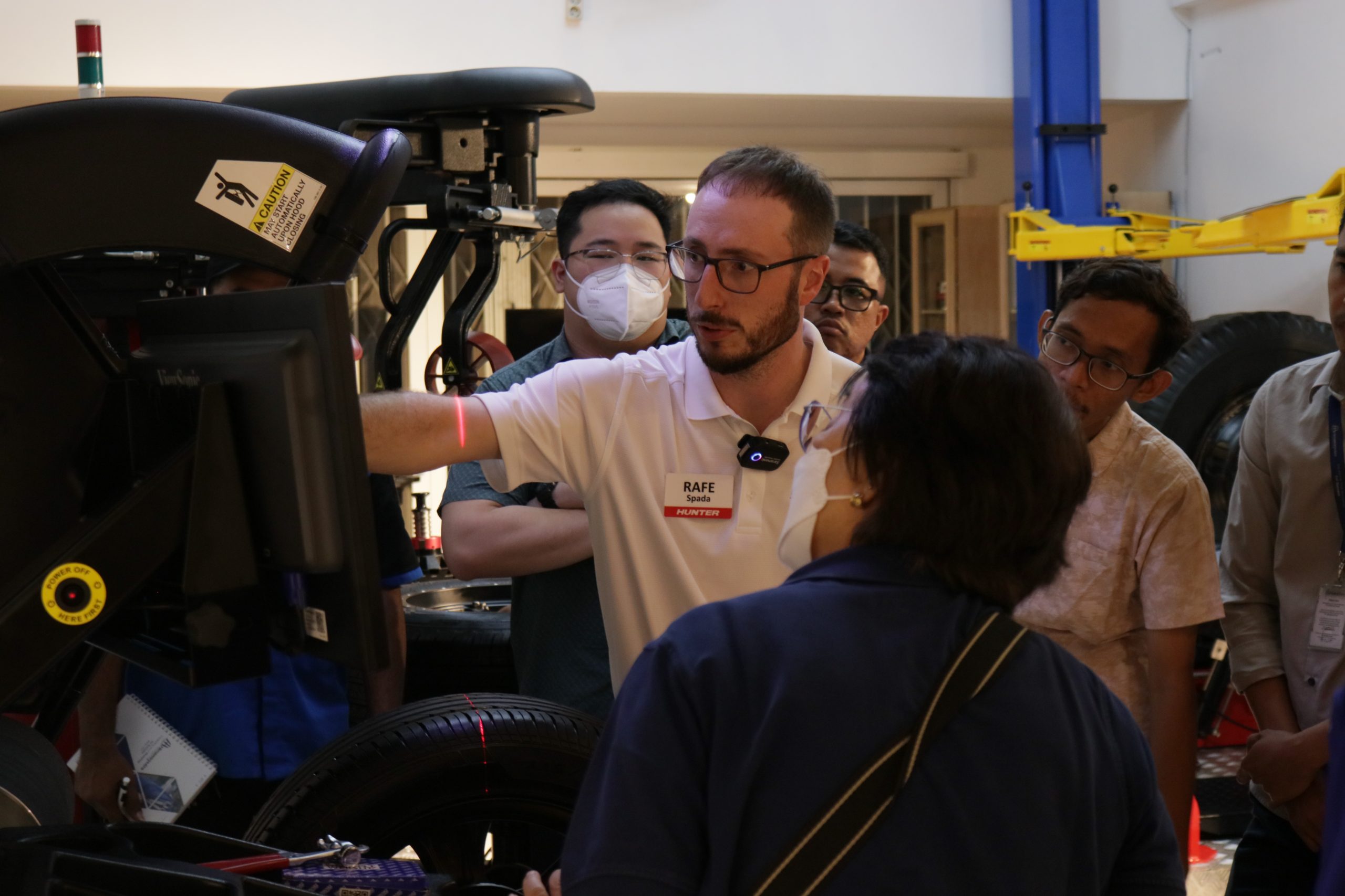 Rafe Spada, Technical and Training Representative dari Hunter Engineering Company, USA memberikan pelatihan kepada mitra dan teknisi Himawan Putra Corp dalam mengoperasikan mesin Hunter Road Force Elite