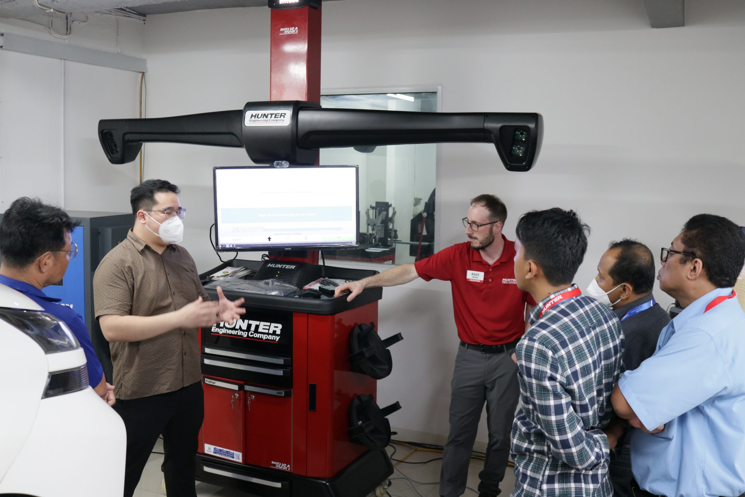 Kevinski Himawan, Vice President PT. Himawan Putra Corp, menjelaskan mengenai dinamika yang terjadi di lapangan saat menggunakan mesin spooring Hunter HawkEye ELite