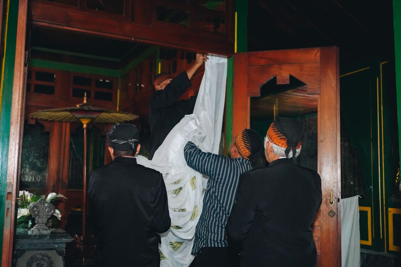 Prosesi Ganti Langse di makam KGPAA Mangkunegoro VI di Situs Cagar Budaya Astana Oetara, Nusukan, Solo (18/11).