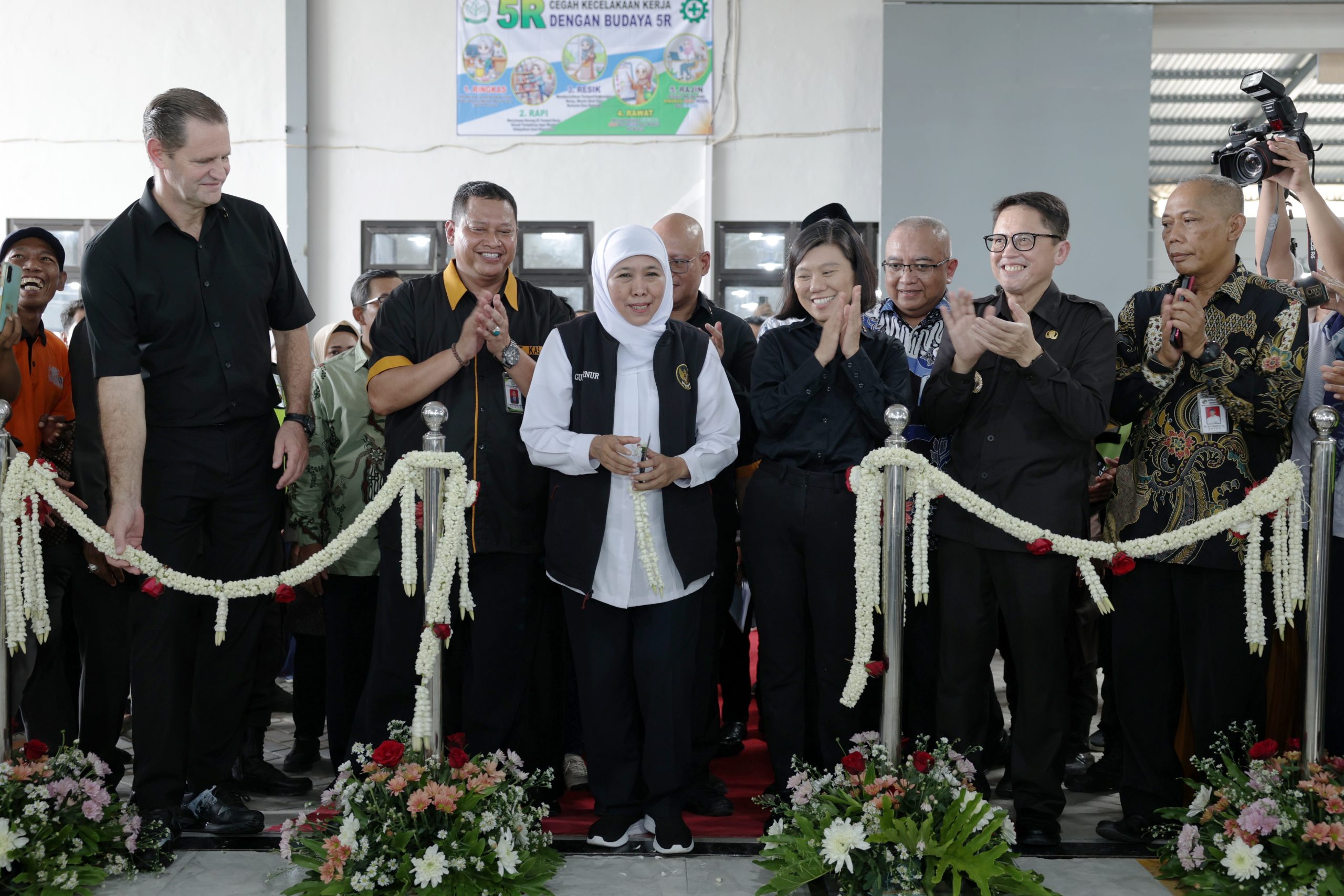 Gubernur Jawa Timur Khofifah Indar Parawansa (ketiga dari kiri) meresmikan fasilitas produksi Sigaret Kretek Tangan (SKT) Mitra Produksi Sigaret (MPS) Dander di Kabupaten Bojonegoro, Jawa Timur, Selasa (30/1/2024) didampingi oleh Penjabat Bupati Bojonegoro Adriyanto (kedua dari kanan), Direktur Koperasi Kareb sekaligus Direktur Utama PT Kareb Alam Sejahtera (MPS Dander) Sriyadi Purnomo (kedua dari kiri), Ketua Pengurus Koperasi Kareb H. Sutrisno (kanan), Direktur PT HM Sampoerna Tbk. (Sampoerna) Johan Bink (kiri), dan Kepala Bagian SKT Sampoerna Sinta Hartanto (ketiga dari kanan).