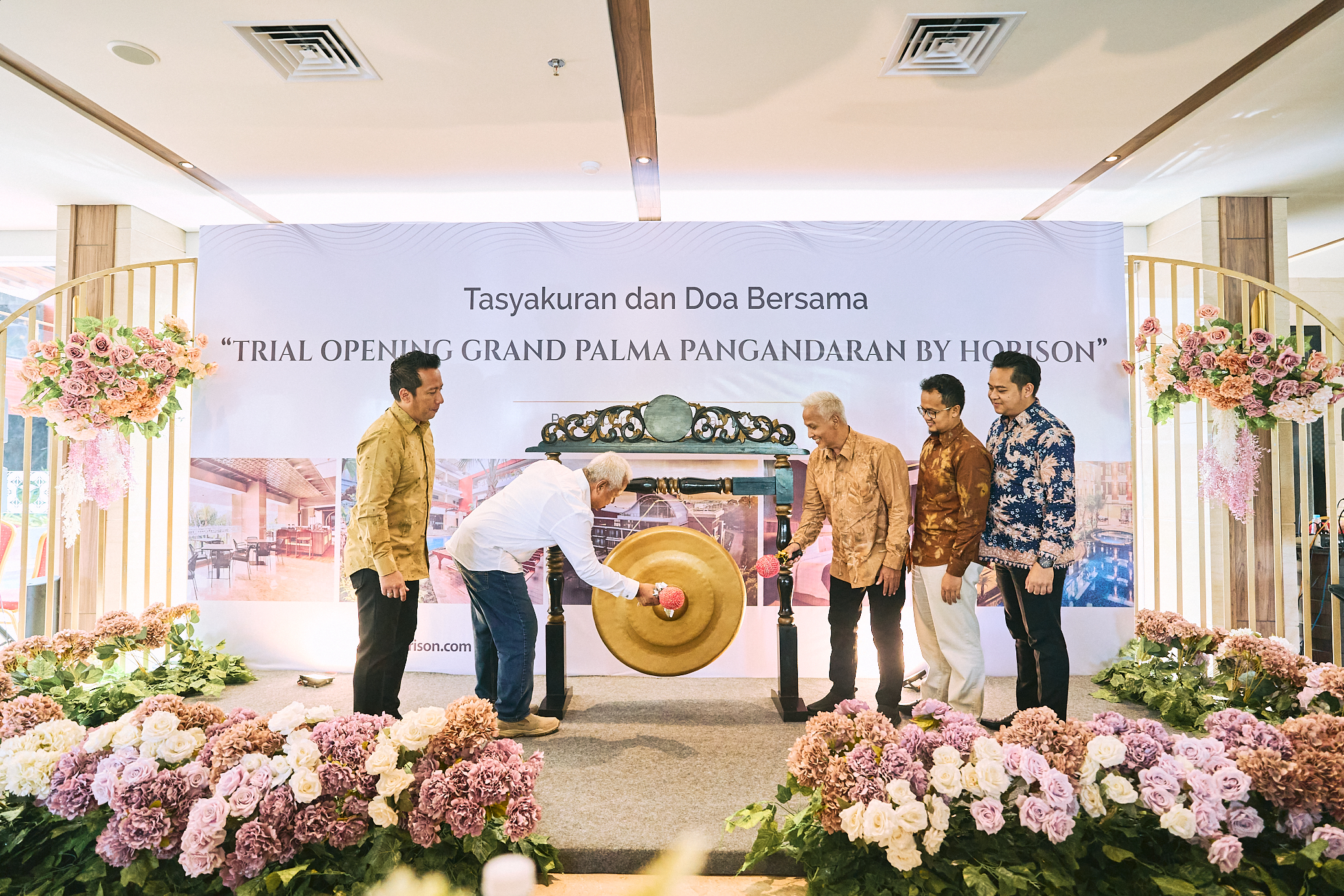 Prosesi pemukulan gong, sebagai simbol pembukaan