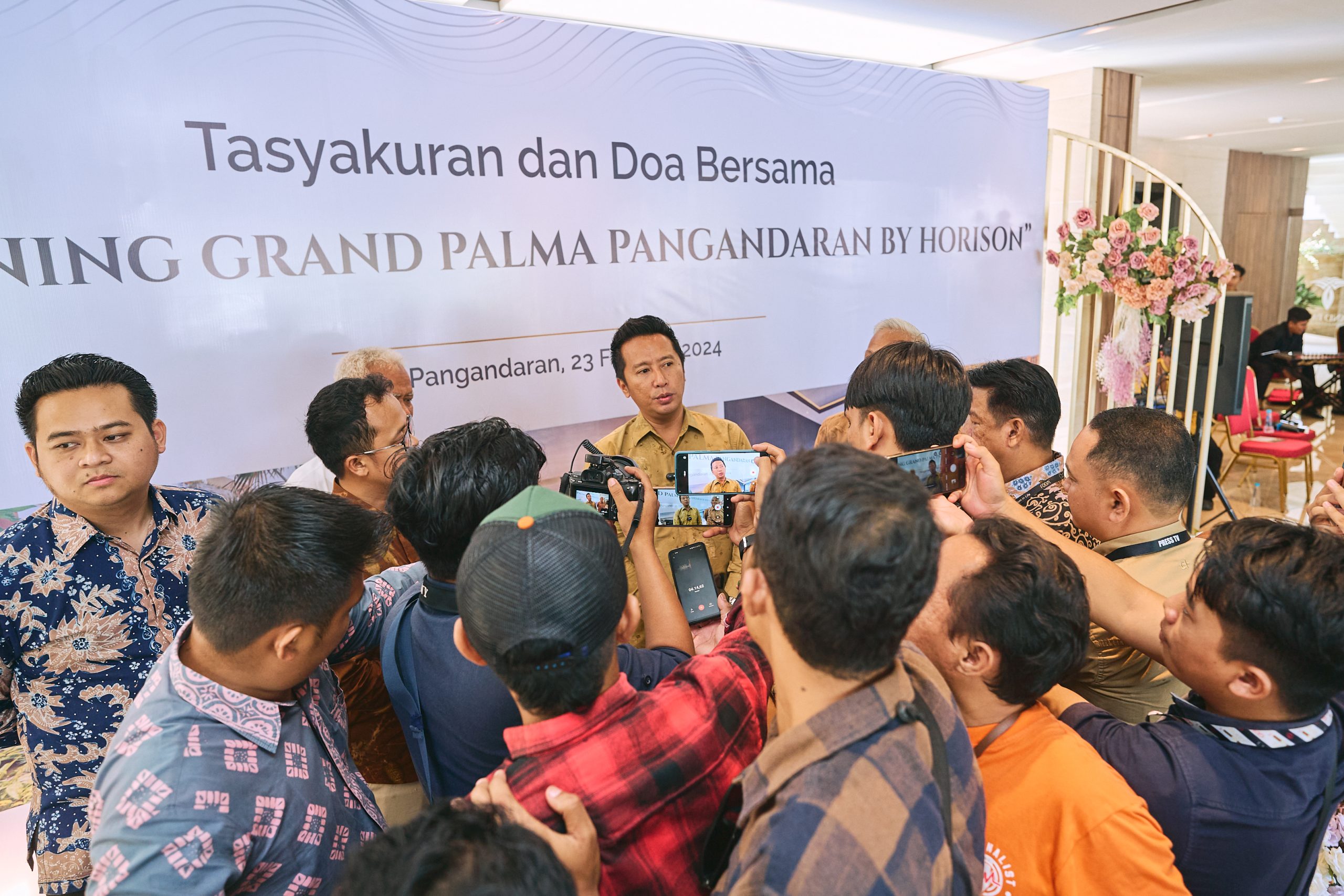Vice President Commercial PT MGM, Refino Mutshernar melakukan tanya jawab bersama wartawan