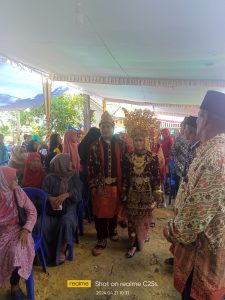 Prosesi pernikahan Deta - Agus, saat akan naik pelaminan