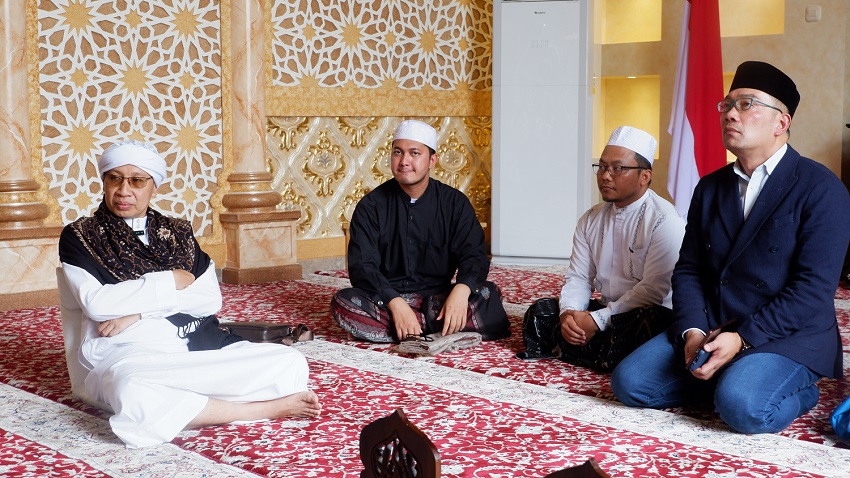 Buya Yahya (Paling Kiri) dan Ridwan Kamil (Paling Kanan)